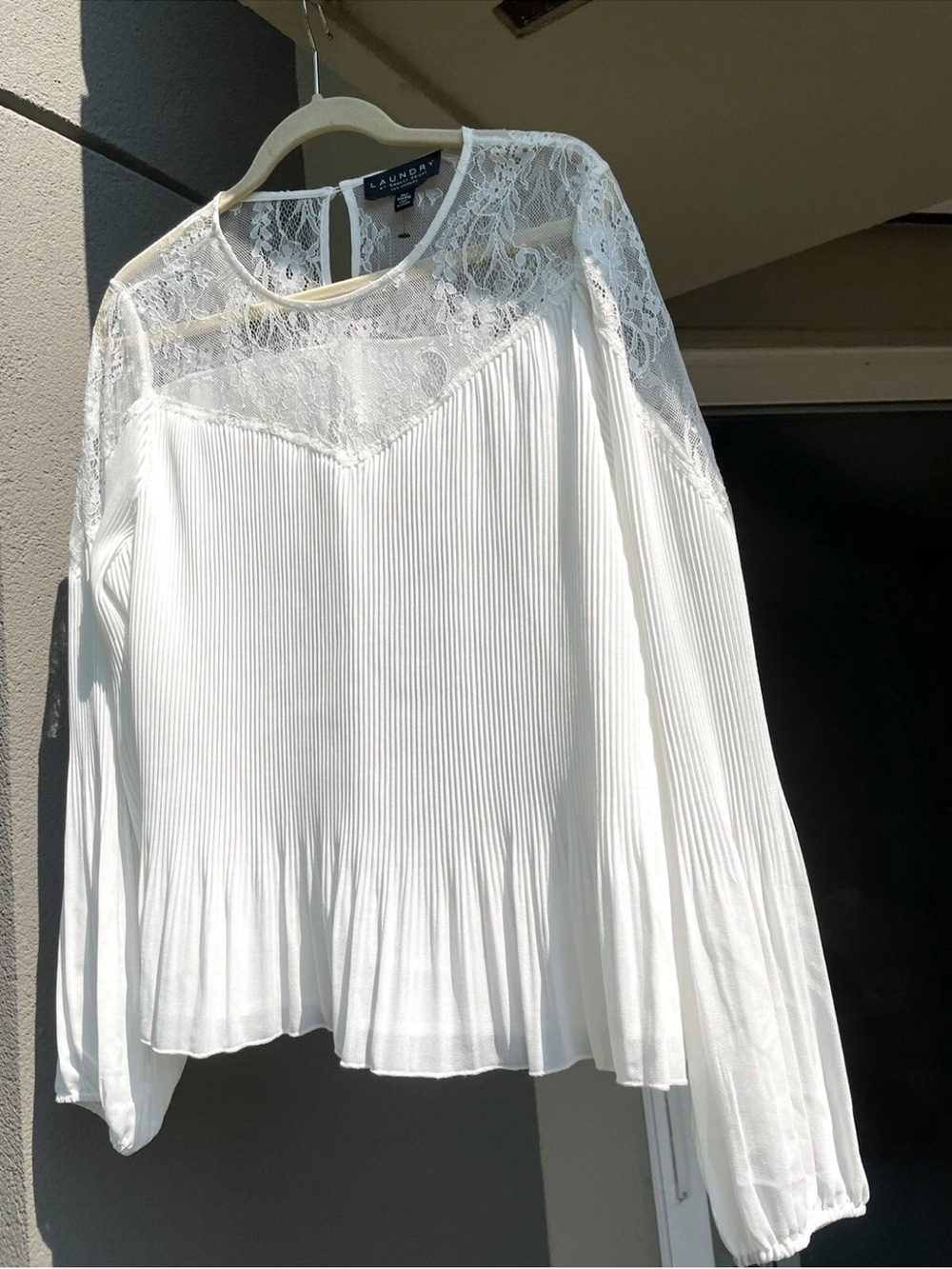 Laundry By Shelli Segal White Lace Yoke Pleated Long Sleeve Blouse